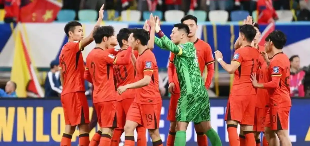库拉索虽为小岛国，FIFA排名却超越国足，身价差距明显，战绩稳定但防守存在短板，国足若善用反击或定位球仍有机会追赶